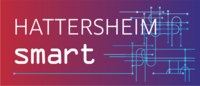 <br />
Logo mit Verlauf von Rot zu Blau und weißem Text „HATTERSHEIM smart“, verziert mit blauen Schaltkreislinien.